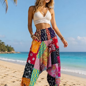 Könnte beinhalten: Ein weißes Häkel-Neckholder-Top kombiniert mit einer locker sitzenden Pluderhose mit lebhaftem Patchwork-Design. Die Hose zeigt eine Vielzahl bunter Muster, darunter florale, geometrische und Paisley-Drucke in Rot-, Blau-, Gelb- und Rosatönen.