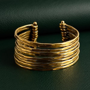 Pulsera ancha tipo brazalete de oro martillado - Joyería bohemia de verano