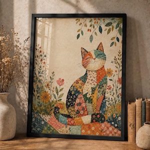 Può includere: Una stampa artistica incorniciata raffigurante un gatto composto da vari motivi floreali e geometrici patchwork colorati. Il gatto è seduto in mezzo a un campo di fiori selvatici e fogliame, su uno sfondo beige chiaro con foglie.