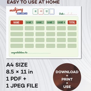 Può includere: Una scheda segnapunti per Mahjong con il testo EASY TO USE AT HOME, A4 SIZE, 8.5 x 11 in, 1 PDF + 1 JPEG FILE e DOWNLOAD + PRINT + USE. La scheda presenta colonne per Name, Game 1, Game 2, Game 3, Game 4 e Total, con una riga per congratulations.