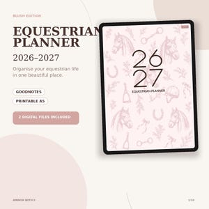 Könnte beinhalten: Ein digitaler Reitplaner für 2026-2027 mit einem blassrosa Einband, der Illustrationen von Pferdekopf, Hufeisen und Reitausrüstung zeigt. Der Text lautet Equestrian Planner 2026-2027, Organise your equestrian life in one beautiful place, Goodnotes, Printable A5 und 2 digital files included.