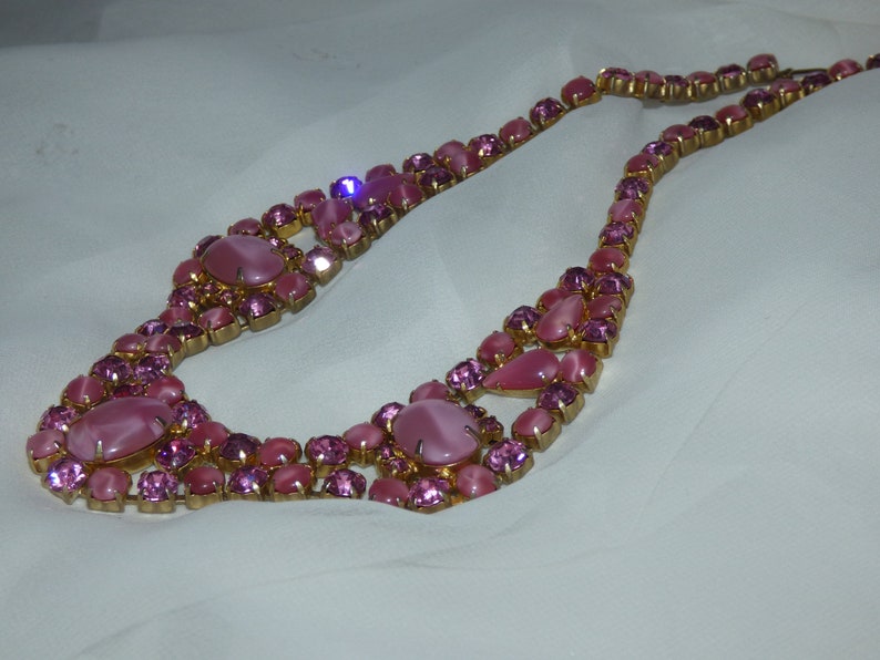 Superb 1940s Brilliant Sapphire Pink Crystal /& Satin Frosted Art Glass Festoon Gold Plated Choker