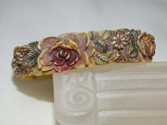 Daisy /& Chrysanthemum Design Celluloid Flower Bangle Bracelet High Relief Rose Unique Salmon and Off White Color
