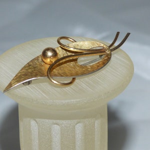 1960s KREMENTZ Textured Matt 14k Rolled Gold overlay Leaf Gold Ball Brooch