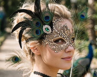 Antifaz de plumas de pavo real dorado hecho a mano para el baile de máscaras de Mardi Gras
