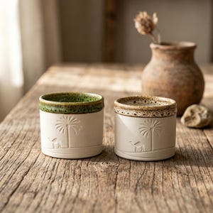Handgemaakte keramische koffiemok met woestijnpalmmotief, theekopje van Oasis Pottery