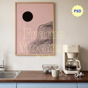 Może przedstawiać: Oprawiony wydruk artystyczny przedstawiający czarne koło i czarne wzory fal narysowane liniami na brudnoróżowym tle. Tekst "Frame Mockup by Lyuie" jest nałożony na żółto, z żółtą odznaką "PSD" w prawym górnym rogu.