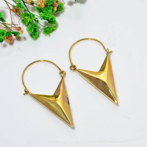 Pendientes de aro triangulares geométricos hechos a mano, tono dorado pulido, joyería moderna y llamativa.