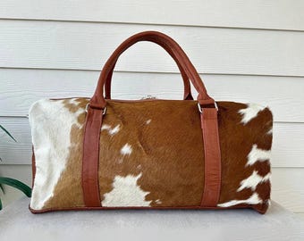 Bolso de lona de piel de vaca con pelo / Accesorio de viaje de cuero marrón y blanco / Bolso bandolera Western Weekender para uso diario.
