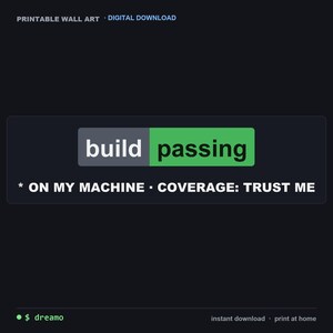 Pode incluir: Uma impressão de arte digital para parede com fundo escuro e um emblema retangular exibindo o texto build passing em cinza e verde. Abaixo do emblema, o texto diz * ON MY MACHINE · COVERAGE: TRUST ME em branco.