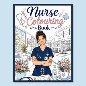 Può includere: Un libro da colorare intitolato Nurse Colouring Book con un'illustrazione di copertina di un infermiere sorridente in divisa blu scuro in un ospedale. Il titolo è stampato in blu scuro e rosa, accompagnato da uno stetoscopio e una croce.