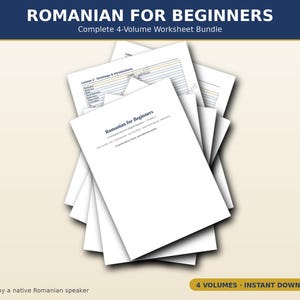 Pode incluir: Uma pilha de folhas de exercícios brancas intituladas Romanian for Beginners, um pacote completo de 4 volumes. A página superior exibe o título, o número do volume e o nome do autor. Outra página mostra a Lição 2 sobre saudações em tabela.