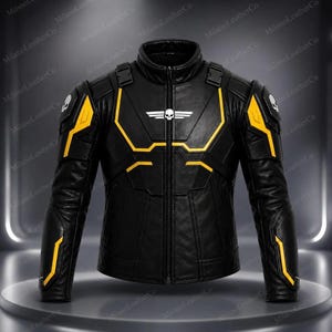 Könnte beinhalten: Eine schwarze Lederjacke mit gelben geometrischen Akzenten an Brust, Schultern und Ärmeln. Die Jacke hat einen Stehkragen, einen zentralen Reißverschluss und eine weiße Grafik auf der Brust, die einen Totenkopf mit Flügeln sowie einen Totenkopf auf jeder Schulter zeigt.