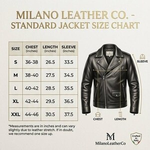 Może przedstawiać: Czarna sk&oacute;rzana kurtka obok tabeli rozmiar&oacute;w zatytułowanej Milano Leather Co. Standard Jacket Size Chart. Tabela zawiera wymiary klatki piersiowej, długości i rękaw&oacute;w w calach dla rozmiar&oacute;w od S do XXL, ze strzałkami wskazującymi punkty pomiaru.