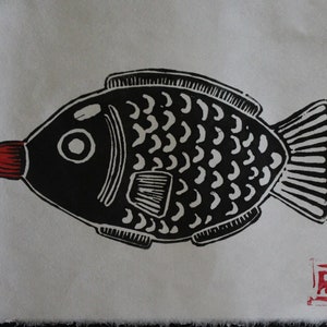 Pode incluir: Impress&atilde;o a preto e branco de um peixe com um nariz em forma de garrafa vermelho e branco. A impress&atilde;o &eacute; assinada "RAE" em tinta vermelha no canto inferior direito.