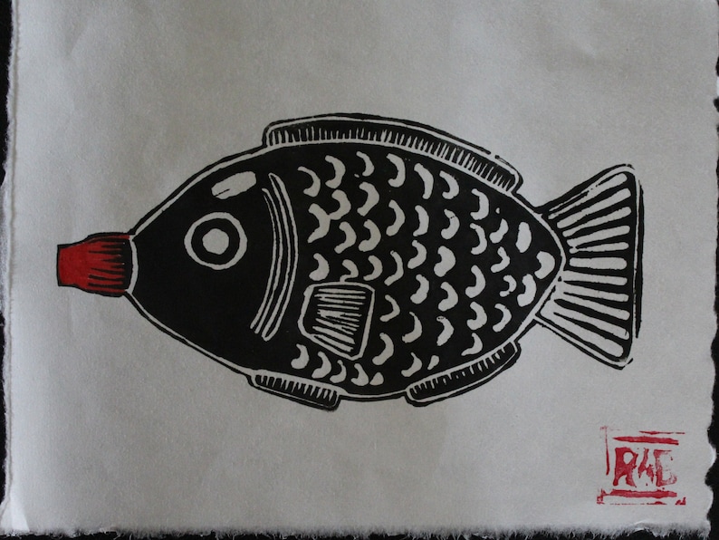 Pode incluir: Impress&atilde;o a preto e branco de um peixe com um nariz em forma de garrafa vermelho e branco. A impress&atilde;o &eacute; assinada "RAE" em tinta vermelha no canto inferior direito.