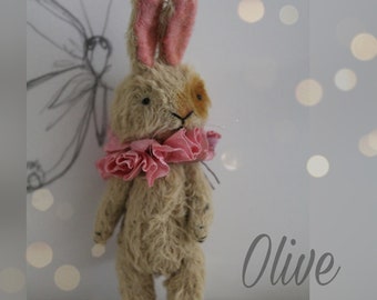 Olive, un adorable petit lapin, ours / ours d'artiste par Willow Designs