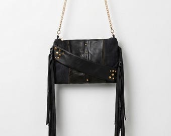 Pochette en cuir denim recyclé noir avec clous dorés et franges, sac à main convertible et durable, cadeau unique pour femme