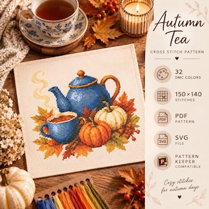 Op de afbeelding: Een kruissteekpatroon getiteld Autumn Tea met een blauwe theepot, een blauwe theekop en pompoenen omringd door herfstbladeren. Het ontwerp bevat 32 DMC-kleuren, 150 bij 140 steken en is beschikbaar als PDF, SVG en Pattern Keeper-bestand.