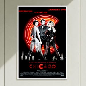 Può includere: Una locandina del film Chicago con Renée Zellweger, Richard Gere e Catherine Zeta-Jones. Il design include un grande cerchio al neon rosso, uno sfondo nero con lo skyline di una città e il testo: If you can't be famous, be infamous.