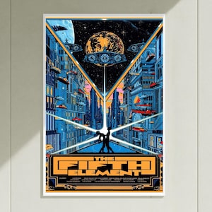 Puede incluir: Un póster de película vertical de El quinto elemento que muestra un paisaje urbano futurista con vehículos voladores, un gran planeta naranja y dos siluetas en el centro. El título está impreso en letras naranjas negritas abajo.