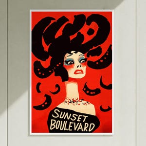Pode incluir: Um cartaz vertical com uma ilustração estilizada de uma pessoa com cabelo escuro e volumoso contra um fundo vermelho vibrante. A pessoa veste uma peça preta com o texto SUNSET BOULEVARD impresso em letras brancas na área do peito.