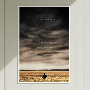 Könnte beinhalten: Ein rechteckiges Filmplakat für Gladiator mit einem dunklen, bewölkten Himmel über einem goldenen Weizenfeld. Eine einsame Silhouette steht in der Mitte. Der Text lautet: Russell Crowe, Joaquin Phoenix, Gladiator und What we do in life echoes in eternity.