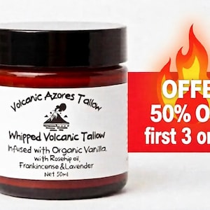 Puede incluir: Un pequeño frasco de vidrio ámbar con tapa negra que contiene sebo batido. La etiqueta blanca presenta un gráfico de volcán y el texto Volcanic Azores Tallow, Whipped Volcanic Tallow, Infused with Organic Vanilla, with Rosehip oil, Frankincense & Lavender, Net 50ml.