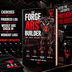 Op de afbeelding: Een zwart boek getiteld The Forge Abs Builder met een rood-witte stierafbeelding, met tekst die 6 oefeningen, 1 voortgangslogboek, 1 wekelijkse buikspiercheck en 2 trainingslogboeken vermeldt. De kaft bevat de tekst Forge the Beast Within.