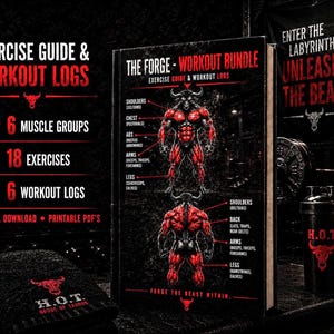 Op de afbeelding: Een zwart en rood trainingsgidsboek getiteld The Forge Workout Bundle met een stierkoppige figuur met gelabelde spiergroepen, vergezeld van een zwarte handdoek en een shaker, beide met het H.O.T.-logo en een stierpictogram.
