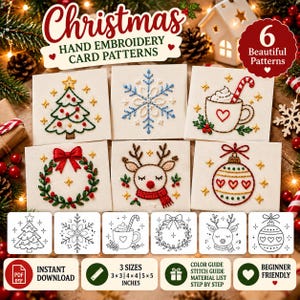 Op de afbeelding: Zes witte stoffen kaarten met handgeborduurde kerstontwerpen zoals een boom, sneeuwvlok, cacaomok, krans, rendier en ornament. Daaronder staan zes zwart-wit lijntekeningen met tekst voor directe download, formaten 3x3, 4x4 en 5x5 inch, plus een kleur- en steekgids.