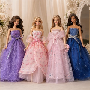Könnte beinhalten: Vier Modepuppen stehen in einer Reihe und tragen jeweils ein bodenlanges, trägerloses Kleid. Die Puppen haben langes Haar und detaillierte Kleider in den Farben Violett, Rosa, Hellrosa und Blau, verziert mit Schleifen, Perlen und Blumenmustern.