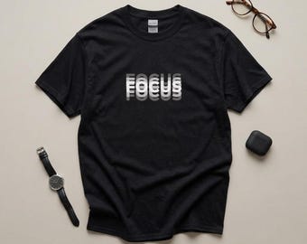 Camiseta FOCUS com texto desfocado | camiseta com estampa tipográfica, preta