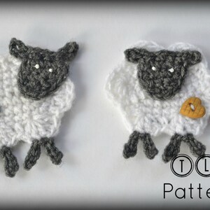 Op de afbeelding: Twee gehaakte schapen met witte wol en grijze gezichten en poten. E&eacute;n schaap heeft een blauwe hartvormige knoop, de andere een bruin hartvormige knoop. De tekst "TLH Patterns" staat in de rechter benedenhoek.