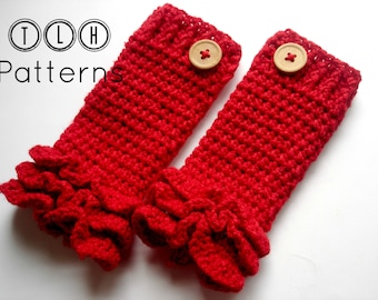 Puede incluir: Un par de guantes sin dedos de crochet rojo con un borde de volantes y un botón de madera en cada guante.
