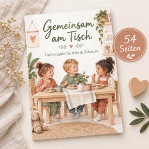 Op de afbeelding: Een boekomslag met de titel "Gemeinsam am Tisch: Tischrituale für Kita & Zuhause" met drie kinderen die aan een houten tafel zitten te eten. Een ronde badge aan de rechterkant geeft "54 Seiten" aan. Het ontwerp bevat illustraties van planten, een hart en een regenboog.