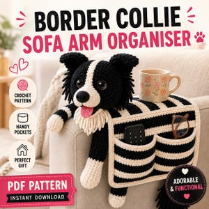 Puede incluir: Un organizador de brazo de sofá de ganchillo con forma de Border Collie, con cuerpo a rayas blancas y negras y dos bolsillos. La figura de hilo blanco y negro tiene una lengua rosa y ojos grandes. Sostiene una taza floral y contiene un mando y gafas.