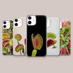 Puede incluir: Cinco fundas para smartphone dispuestas en fila, cada una con un diseño diferente de plantas atrapamoscas. Los diseños incluyen patrones en primer plano de trampas verdes y rojas, ilustraciones aisladas sobre fondos transparentes y una trampa sobre fondo negro.