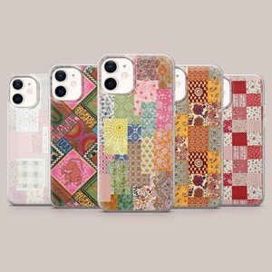 Può includere: Cinque cover trasparenti per telefono con vari design patchwork. I motivi includono stampe floreali, forme geometriche, un sole e una grafica con un giaguaro rosa con il testo "Amazônia" e "tropico" su uno sfondo vivace e multicolore.