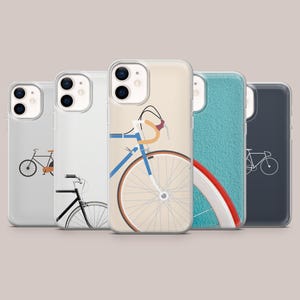 Könnte beinhalten: Fünf transparente Handyhüllen mit verschiedenen Fahrradmotiven. Die Designs umfassen ein schwarzes Strichzeichnungs-Fahrrad, ein teilweises blau-orangenes Rennrad, einen strukturierten türkisfarbenen Hintergrund mit rotem Rad und eine weiße Fahrradkontur.