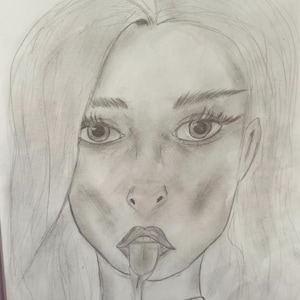 Può includere: Un disegno a matita di grafite di una persona con capelli lunghi, occhi grandi e ciglia lunghe. La persona ha la lingua protesa verso un piccolo oggetto rettangolare tenuto in mano. L'ombreggiatura crea profondità sul viso e sul collo.