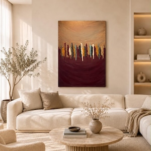 Puede incluir: Un cuadro rectangular vertical sobre lienzo que presenta un paisaje abstracto con una sección inferior de color burdeos intenso, una línea de horizonte texturizada con trazos verticales en oro, turquesa y marrón, y un cielo degradado en beige cálido.