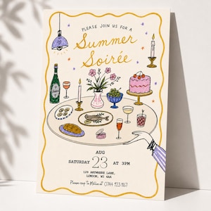 Peut inclure: Une carte d'invitation crème avec une bordure dorée ondulée illustrée d'une table de dîner avec nourriture, boissons et fleurs. Le texte indique : Please join us for a Summer Soiree, Saturday Aug 23 at 3PM, 129 Anywhere Lane, London, W2 4AA, Please rsvp to Millie at 0744 923 1167.