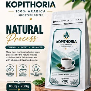 Könnte beinhalten: Eine weiße Kaffeetüte mit der Aufschrift KOPITHORIA 100% ARABICA SIGNATURE COFFEE, einer Berggrafik und einer Kaffeetasse. Die Verpackung enthält Text, der ein natürliches Verfahren, zitrusartige, süße und ausgewogene Geschmacksnoten sowie ein Nettogewicht von 200 Gramm beschreibt.