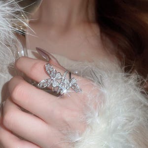 Kristallfjärilsring, silverring med strass, elegant justerbar ring, glittrande naturinspirerade smycken, present till kvinnor