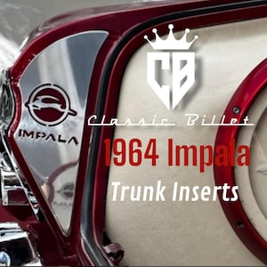 Könnte beinhalten: Ein 1964 Impala Kofferraumeinsatz mit einer polierten Chromblende, die das Impala-Logo und den Schriftzug trägt. Das Bauteil umfasst eine cremefarbene, texturierte Platte mit einer kreisförmigen roten Zierleiste. Der Text auf dem Bild lautet Classic Billet 1964 Impala Trunk Inserts.