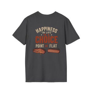 Puede incluir: Una camiseta gris carbón con el texto "HAPPINESS IN LIFE IS A CHOICE POINT OR FLAT" en beige y rojo. Debajo del texto hay dos ilustraciones de falda de res, una etiquetada como point y otra como flat, mostrando la textura y el color de la carne.
