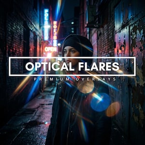 Może przedstawiać: Cyfrowa grafika przedstawiająca osobę w czarnej kurtce z kapturem i czapce w ciemnej alejce z neonami. Obraz jest nałożony białym tekstem OPTICAL FLARES PREMIUM OVERLAYS oraz żywymi niebieskimi i pomarańczowymi smugami światła.