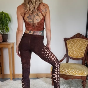 Pode incluir: Leggings marrons com recortes nas laterais. As leggings s&atilde;o feitas de um tecido macio e el&aacute;stico e t&ecirc;m um caimento confort&aacute;vel.