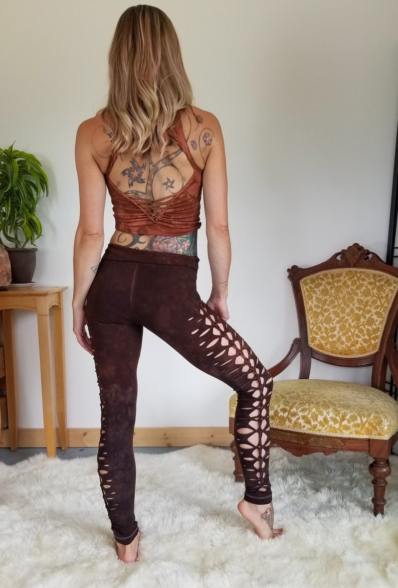 Pode incluir: Leggings marrons com recortes nas laterais. As leggings s&atilde;o feitas de um tecido macio e el&aacute;stico e t&ecirc;m um caimento confort&aacute;vel.